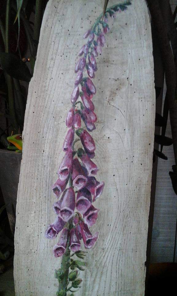 Décors sur bois peint avec des fleurs violettes