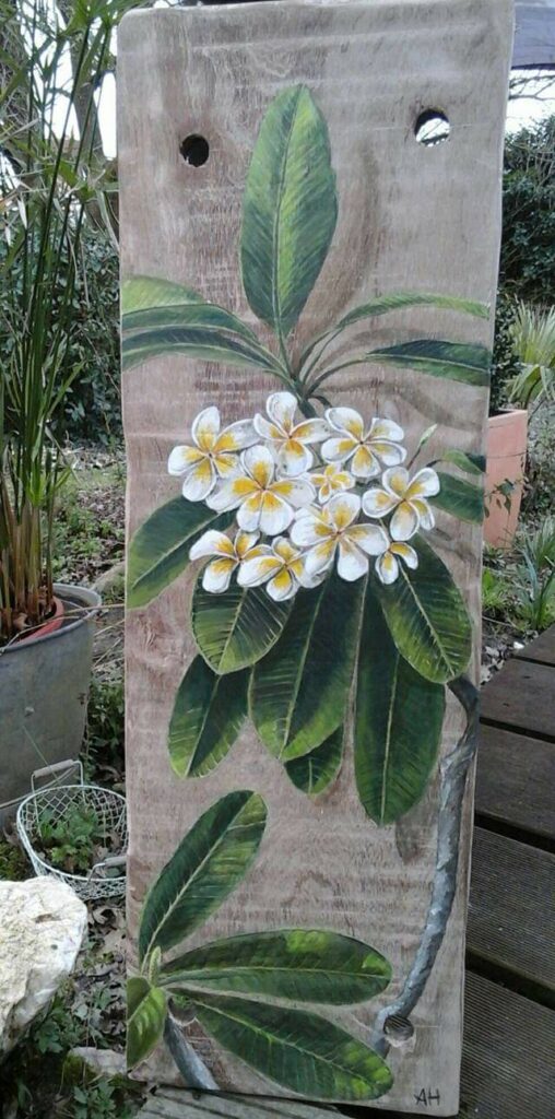 Bois peint avec fleurs blanches