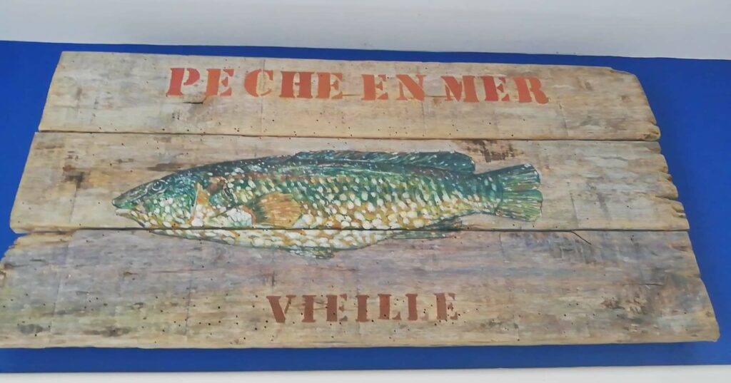 décors sur bois avec un poisson et une écriture "pêche en mer" Vieille