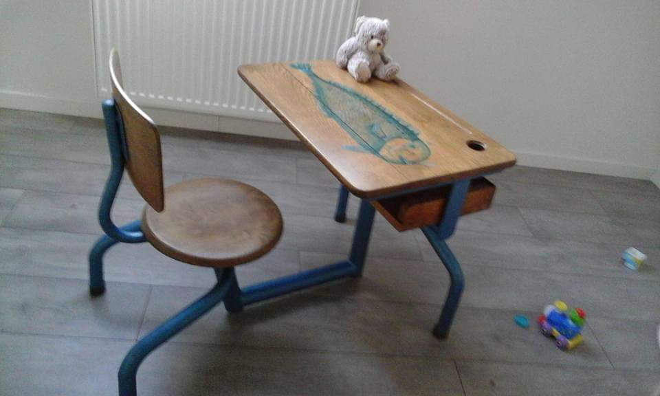 bureau-ecolier-decors-poisson Petit bureau d'écolier avec un dessin de poisson dessus
