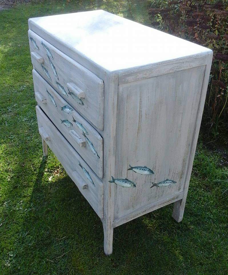 commode-decors-poissons Commode grise avec un décors de poissons