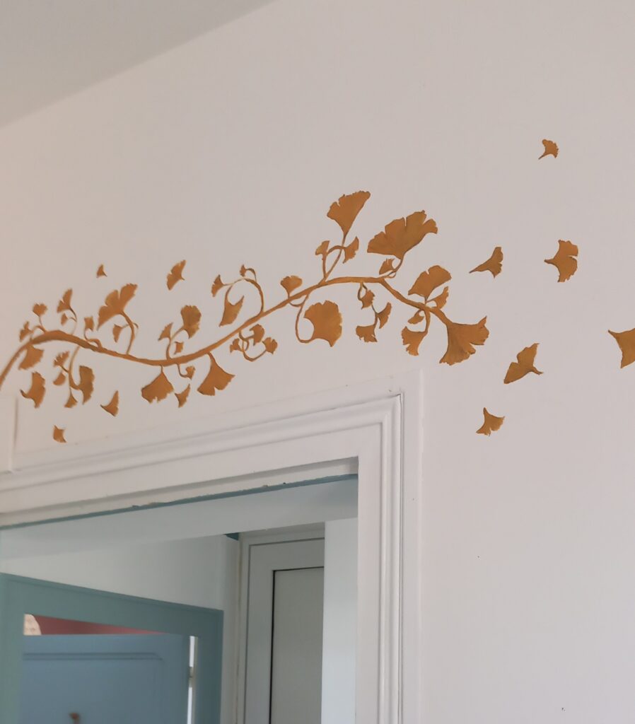 Décors de fleurs en couleur or