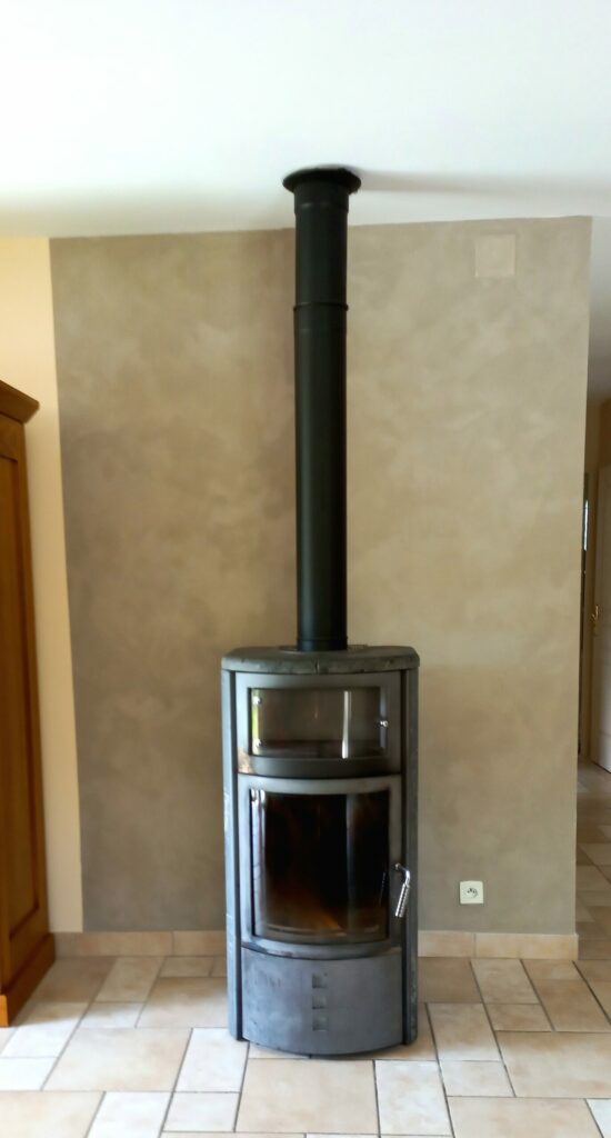 Enduit à la chaux derrière un poêle