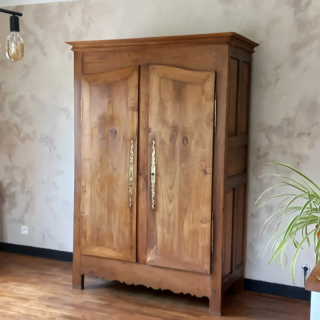 Enduit à la chaux de couleur grise sur un mur