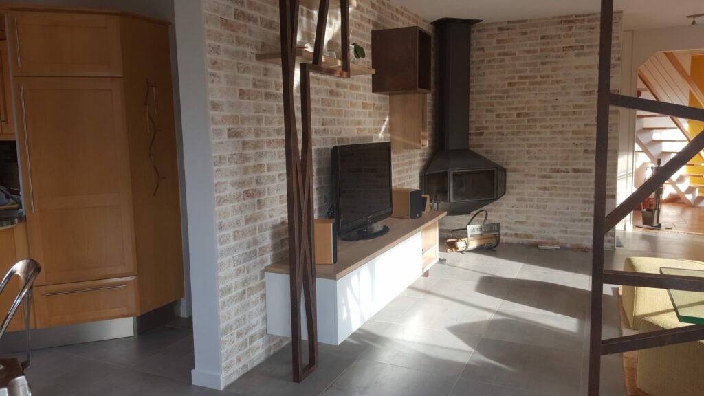 Enduit à la chaux sur un mur en brique