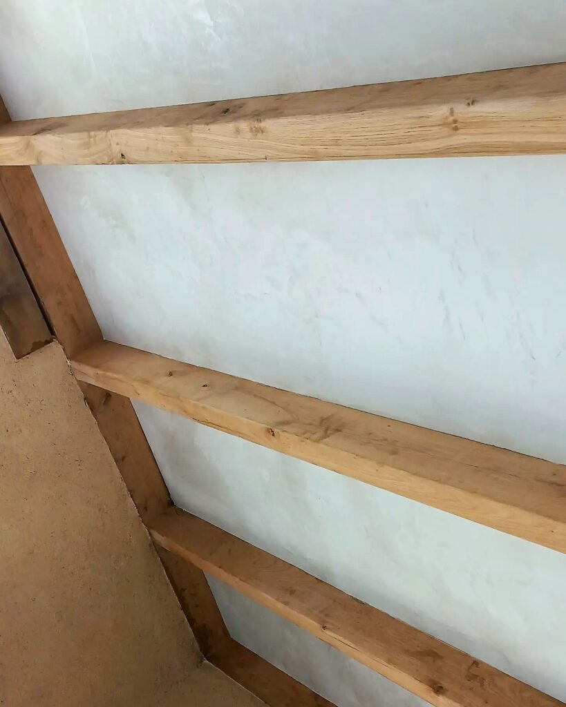 Enduit à la chaux sur un plafond