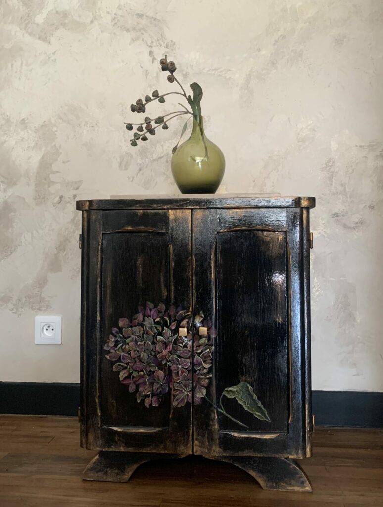 meuble-noir-decors-fleurs Meuble noir peint avec un décors de fleurs