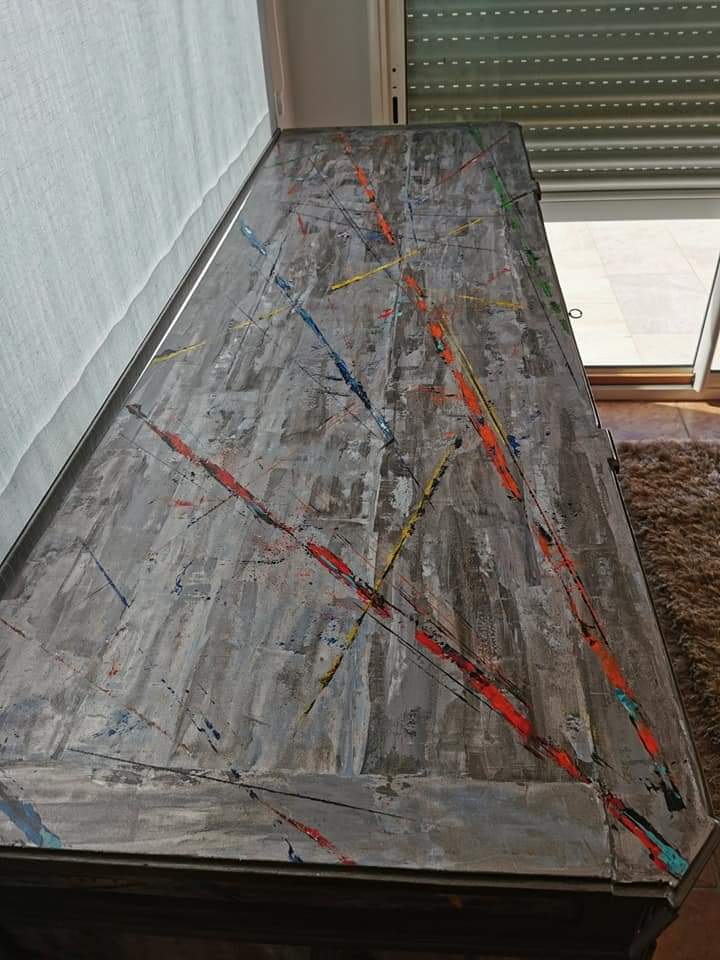 meuble-peint-au-couteau Meuble peint au couteau, traces de peintures colorées sur meuble gris