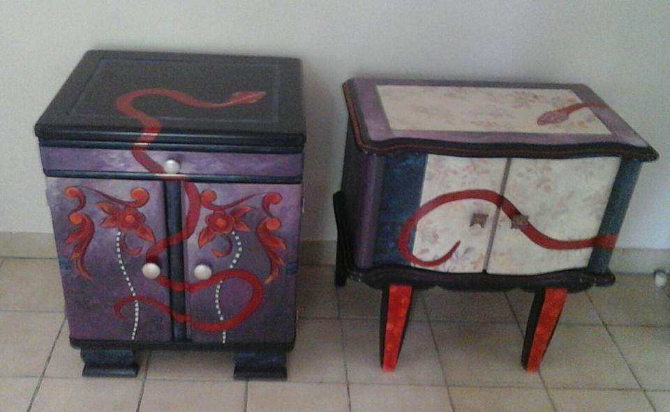 meuble-peint-serpent-rouge Meuble peint avec un serpent rouge qui enlace le meuble