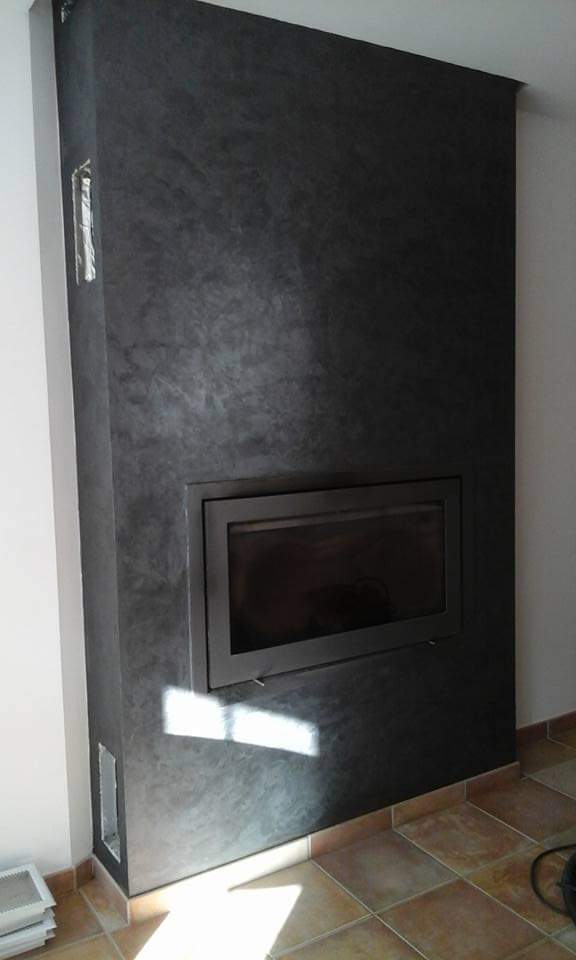 Mur de cheminée peint en noir, peintures intérieures