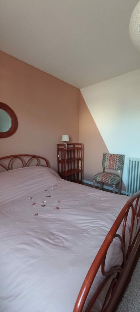 Peinture décorative de couleur saumon dans une chambre, peintures intérieures