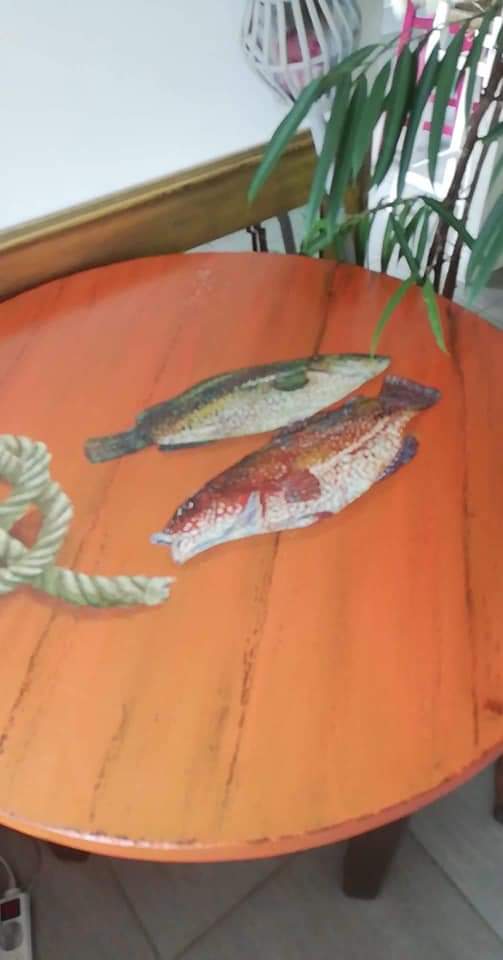 poissons-peints-sur-table Poissons peints sur une table avec une corde à côté