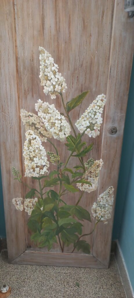 Porte en bois décoré avec des fleurs