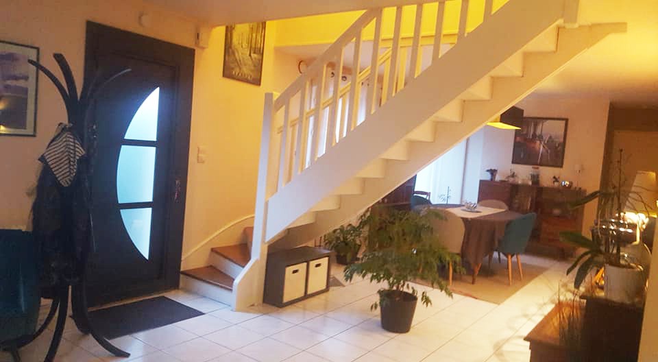 Escalier en bois avec peinture blanche, peintures intérieures