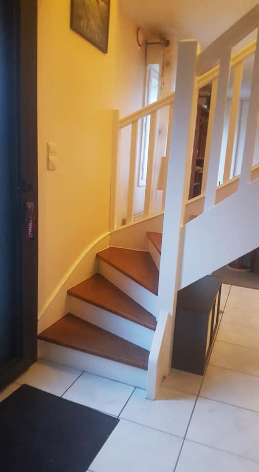 Marche avec peinture blanche, peintures intérieures