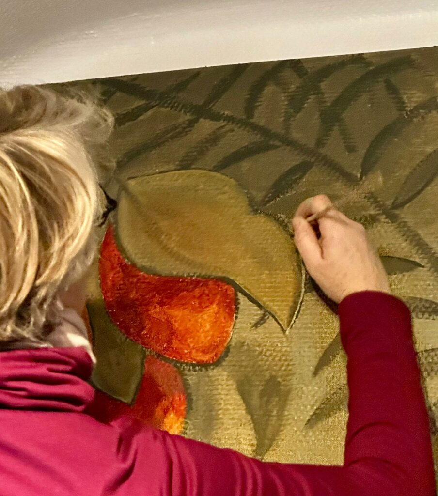 Zoom sur Anne qui peint un mur