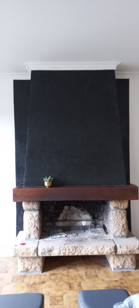 vue globale d'une cheminée avec un enduit de chaux noire avec insertion de mika