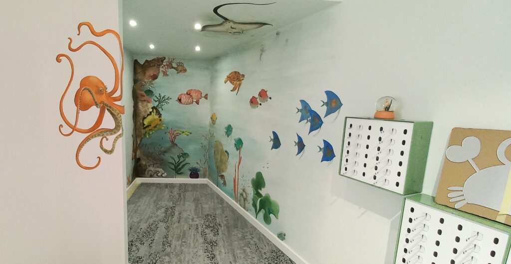 décor peint, acrylique, les fonds marins, magasin Atol Guingamp, coin enfants, vue d'ensemble